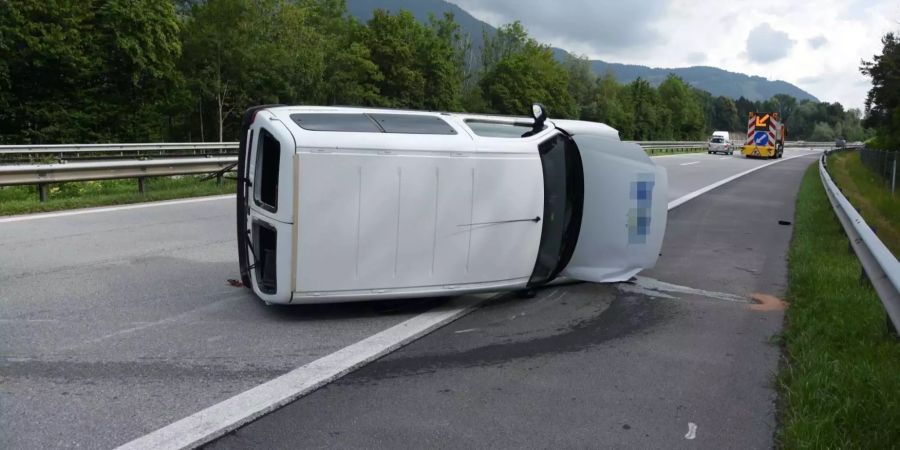 Das Auto des 32-Lenkers wurde auf die rechte Fahrbahn abgewiesen.