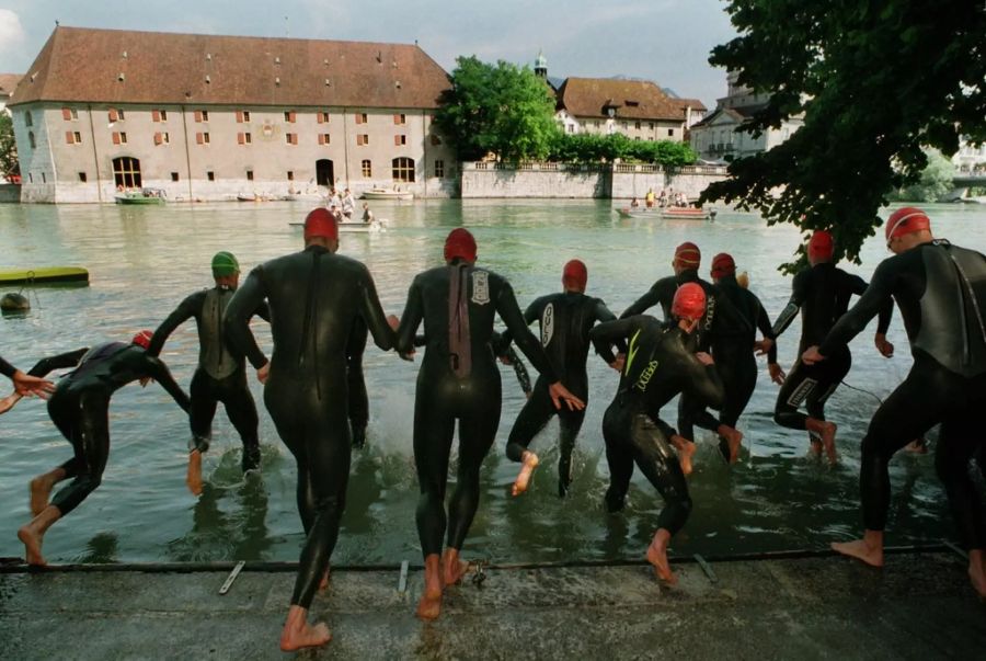 Teilnehmer der Triathlon Schweizermeisterschaften springen am 13.07.97 zum 2,5 Kilometer Schwimmen in Solothurn in die Aare.