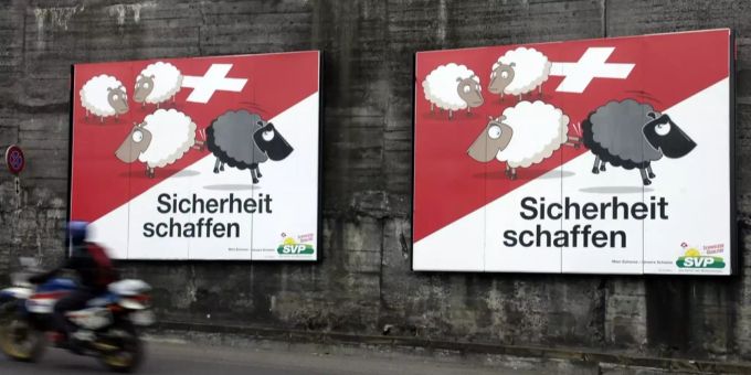 Umstrittene Plakate der Schweizerischen Volkspartei (SVP) aus dem Jahr 2007. svp plakate schafe
