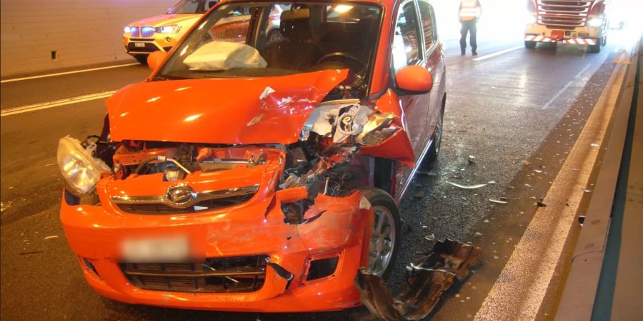 Auffahrkollision mit zwei Personenwagen.