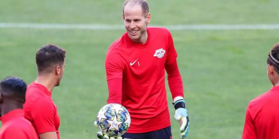 Torwart Peter Gulacsi (M.) bleibt RB Leipzig treu. Foto: Jan Woitas