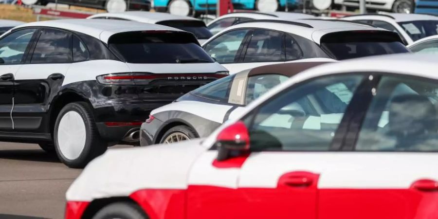 Neue Geländewagen vor dem Porsche-Werk in Leipzig. Foto: Jan Woitas/Archiv