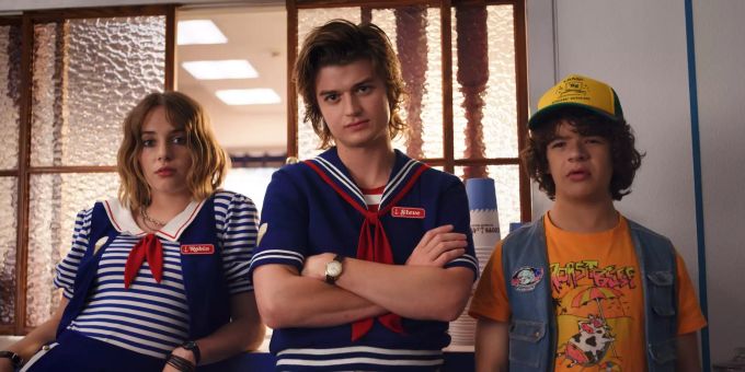 Die Schauspieler Maya Hawke (als Robin, l-r), Joe Keery (Steve) und Gaten Matarazzo (Dustin) in einer Szene der Netflix-Serie «Stranger Things». Start der 3. Staffel der Netflix-Serie «Stranger Things»