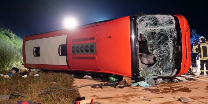 40 Verletzte - Unfall mit Reisebus in Ostwestfalen