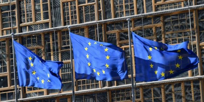 EU-Flaggen vor dem EU-Ratsgebäude in Brüssel eu