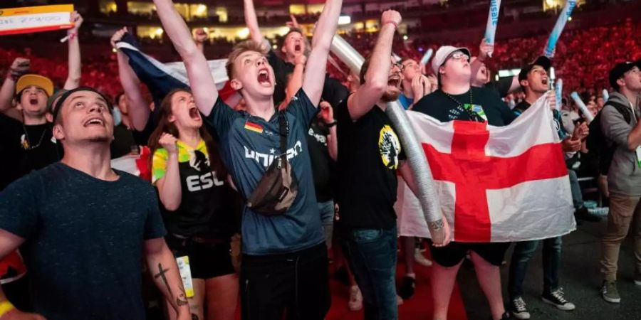 Fans verfolgen das Halbfinale zwischen den Teams Vitality und Astralis bei der ESL One Cologne. Ingesamt 16 Teams aus aller Welt kämpfen bei dem Turnier um den Titel im Spiel «Counter-Strike: Global Offensive». Foto: Marius Becker