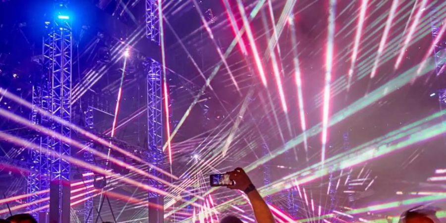 Raver tanzen beim Technofestival «Nature One». Zehntausende Besucher feiern beim 25. Elektro-Festival im Hunsrück. Foto: Thomas Frey