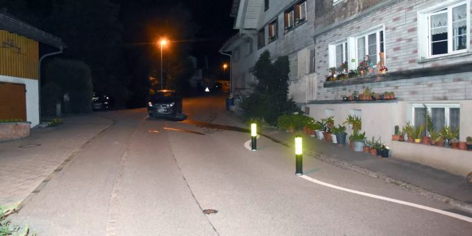 Ein Wagen steht nach einer Kollision am 24.06.19 in St. Josefen SG auf der Strasse. St. Josefen