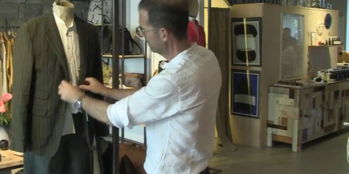 Schicke Shorts, Leinen-Hemd, leichter Blazer: Mode-Experte Jeroen van Roojien zeigt das perfekte Büro-Outfit für Männer. outfitjeroen van roojien