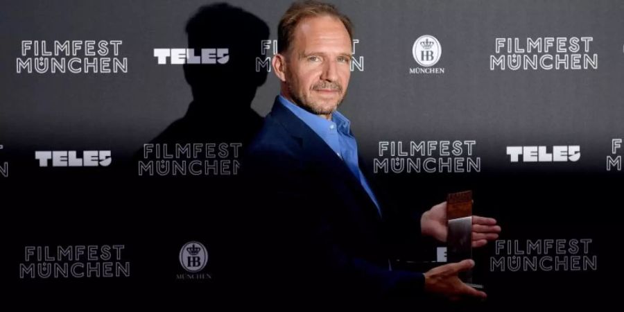 Ralph Fiennes ist in München mit dem CineMerit Award geehrt worden. Foto: Felix Hörhager