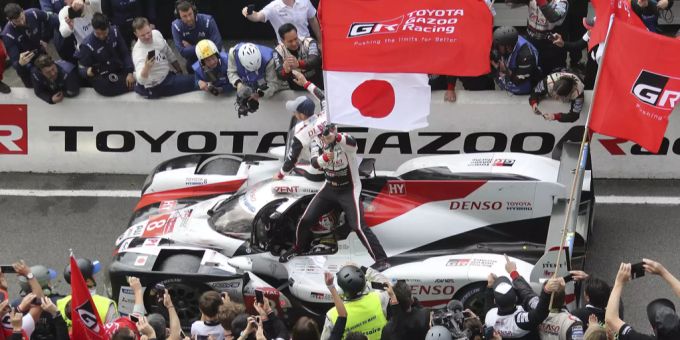 Kazuki Nakajima krönt sich zum FIA-Weltmeister. kazuki nakajima