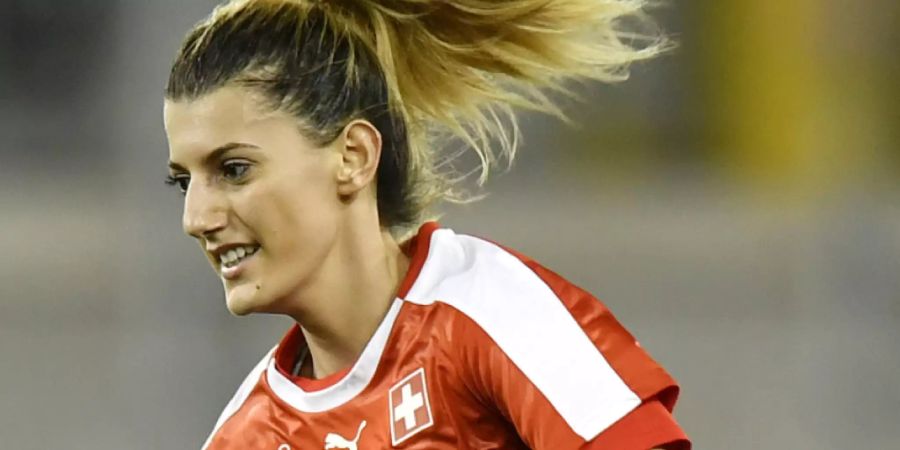 Nach der Schweizer Nationalspielerin Florijana Ismaili wird im Comersee gesucht