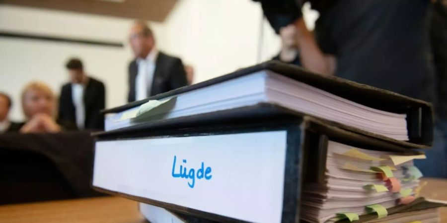 Aktenordner zum Fall Lügde im Gerichtssaal