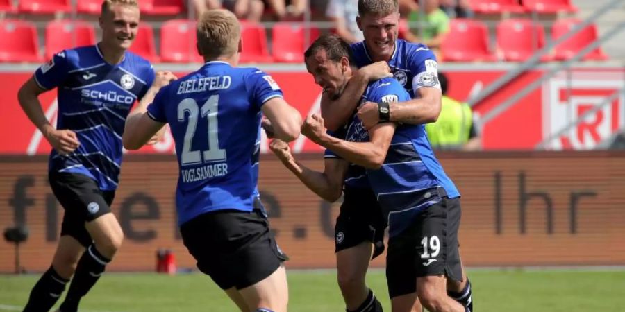 Die Spieler von Arminia Bielefeld freuen sich nach dem Sieg in Regenburg über die Tabellenführung. Foto: Daniel Karmann