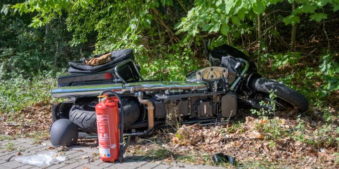 Das beschädigte Motorrad von Horwitz liegt am Strassenrand. Horwitz