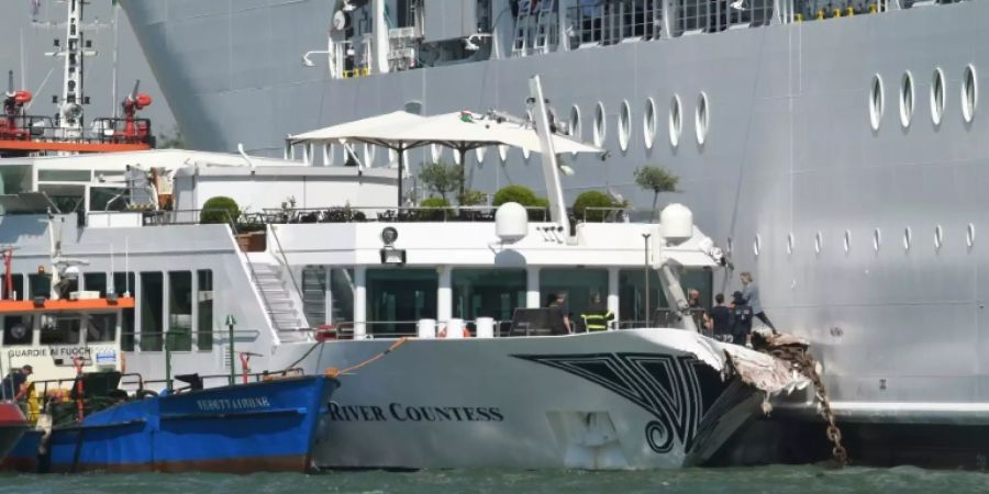 Rettungsteams an Bord des gerammten Touristenschiffs