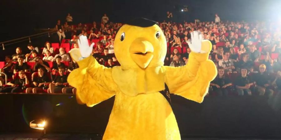 Das Maskottchen Goldener Spatz bei der Eröffnung des Kinder-Medien-Festivals. Foto: Bodo Schackow