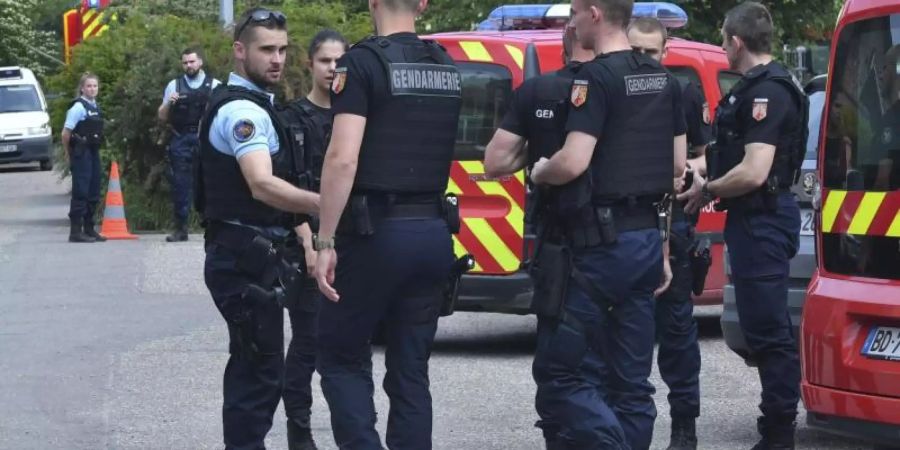 Deutsche und französische Polizisten beraten sich in der Nähe des Unglücksortes. Foto: AP