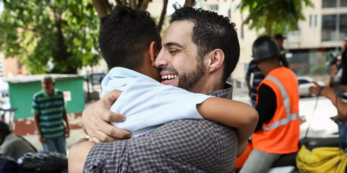 Hebert Ramirez (r), Aktivist, umarmt ein Kind, als er aus der Haft entlassen wird. UN-menschenrechtsrat