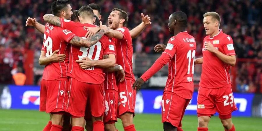 Die Spieler von Union Berlin freuen sich über den wichtigen Heimerfolg gegen Freiburg. Foto: Monika Skolimowska/dpa-Zentralbild/dpa