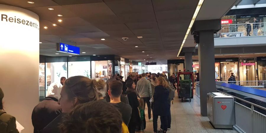 Die Schlang im Bahnhof ist lang.