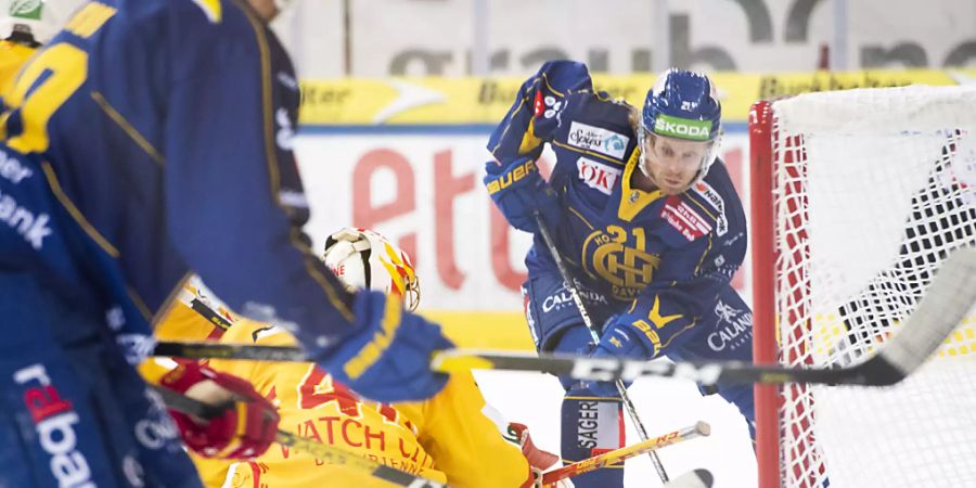 HCD-Stürmer Mattias Tedenby erzielt das 1:0 gegen Biels Goalie Elien Paupe