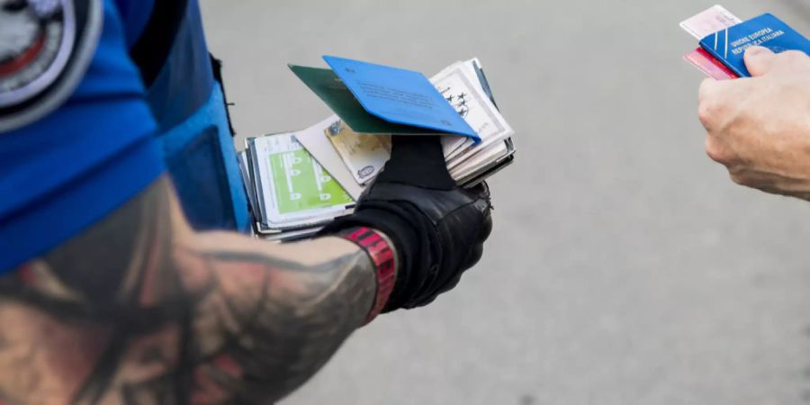 Fahrzeuglenker besitzt keinen Führerausweis.