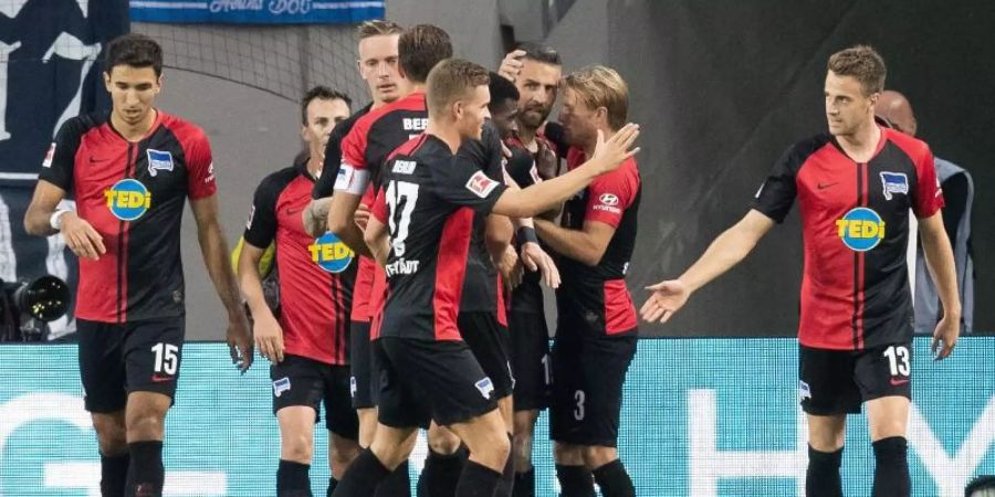 Die Spieler von Hertha BSC feiern ein Tor beim FC Köln. Foto: Marcel Kusch