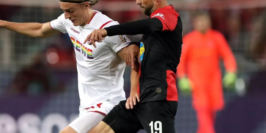 Auch mit 35 Jahren noch zweikampfstark und torgefährlich: Hertha Berlins Vedad Ibisevic (re., gegen Kölns Bornauw)