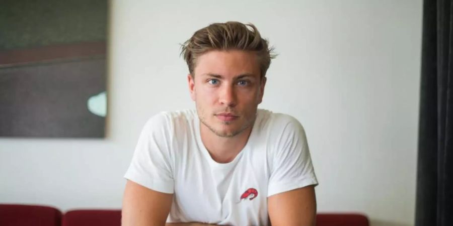 Schauspieler Jannik Schümann in einem Berliner Cafe. Foto: Arne Immanuel Bänsch