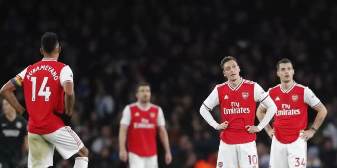 Im Krisenmodus: Mesut Özil (2.v.r) und der FC Arsenal. Foto: Frank Augstein/AP/dpa Im Krisenmodus: Mesut Özil (2.v.r) und der FC Arsenal. Foto: Frank Augstein/AP/dpa