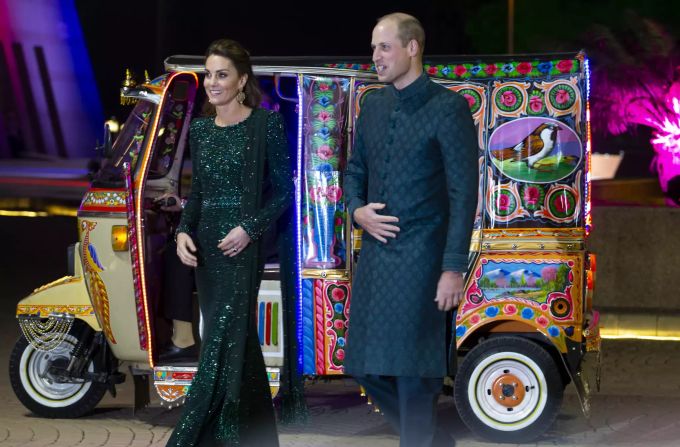 Kate und William erscheinen in einem traditionell bemalten Autorikscha zu ihrem Empfang in Islamabad, Pakistan. Pakistan Royal Couple