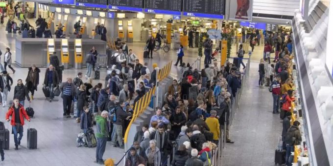 Immer mehr Fluggäste, aber kaum mehr Bodenpersonal - das kennzeichnet derzeit die Lage in vielen Flughäfen. Foto: Boris Roessler/dpa flughafen