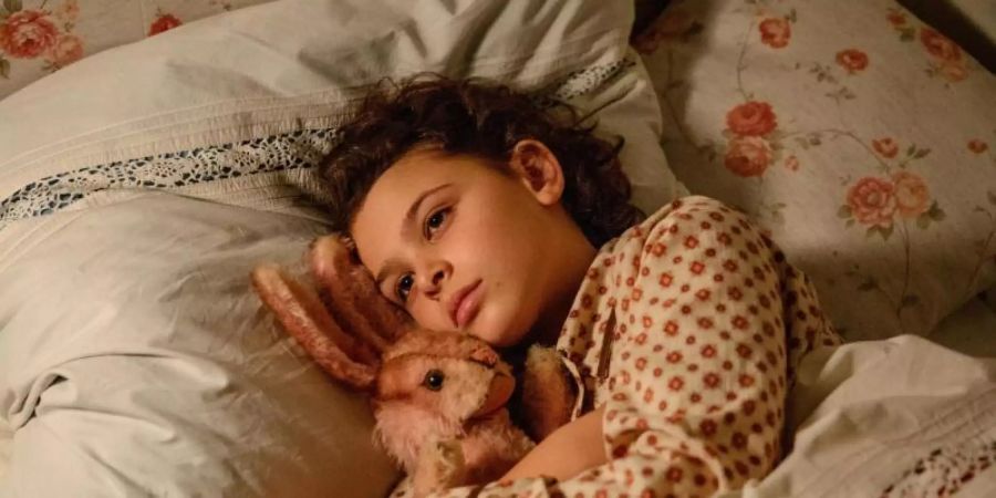 Die Familie muss aus Nazi-Deutschland fliehen: Statt ihres geliebten rosa Kaninchens nimmt Anna (Riva Krymalowski) ihren neuen Stoffhund mit. Das bedauert sie später. Foto: Frédéric Batier/Warner Bros./dpa