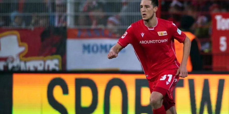 Union Berlins Keven Schlotterbeck hat sich am Knie verletzt. Foto: Soeren Stache/zb/dpa