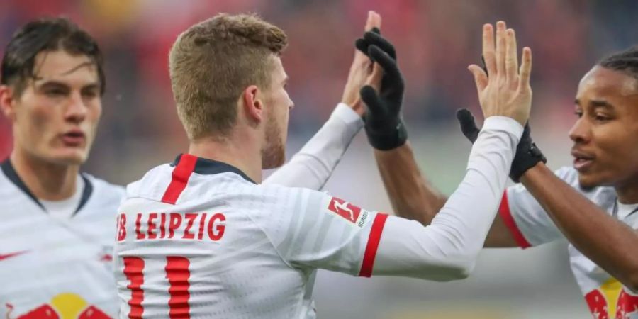 Leipzig lag durch ein Tor von Timo Werner (M) nach 26 Minuten schon 3:0 in Front, machte es am Ende aber noch spannend. Foto: Friso Gentsch/dpa
