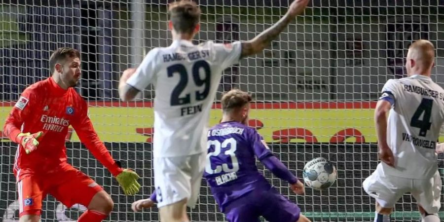 Osnabrücks David Blacha (M/23) erzielt das 2:0 gegen den HSV. Foto: Friso Gentsch/dpa