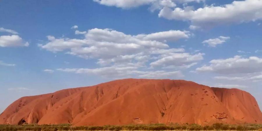 Der Uluru darf vom 26. Oktober 2019 an nicht mehr von Touristen bestiegen werden. Foto: Christoph Sator/dpa