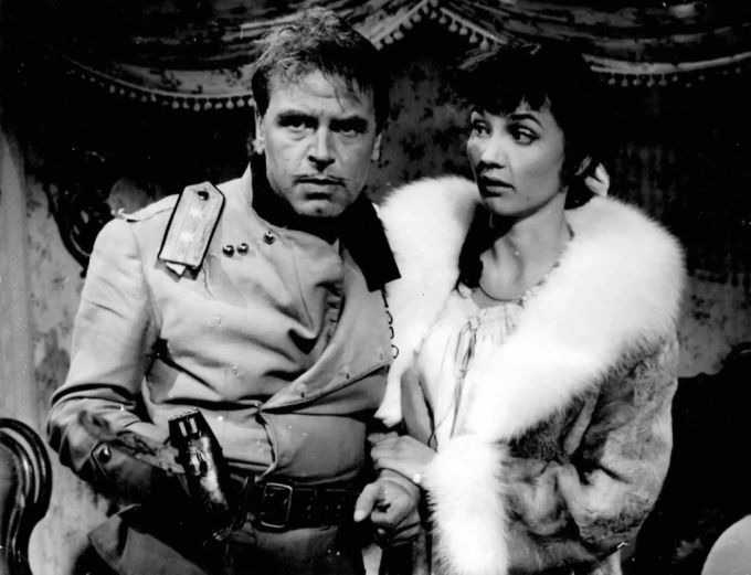 O.W. Fischer und Liselotte Pulver in einer Szene des Films «Helden» von Franz Peter Wirth, 1958. liselotte pulver