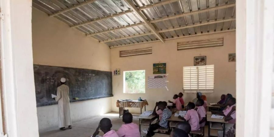 Ein Lehrer unterrichtet Schüler Niamey im Niger, in der Grundschule Goudell II. Foto: Michael Kappeler/dpa