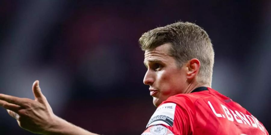 Kapitän Lars Bender fordert von seinem Mannschaftskameraden Leon Bailey eine Entschuldigung. Foto: Rolf Vennenbernd/dpa