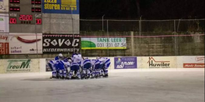 Diie Ladies des DHC Lyss vor dem Spiel.