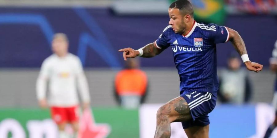 Lyons Offensivspieler Depay hat einen Kreuzbandriss erlitten und droht bei der EM im kommenden Sommer auszufallen. Foto: Jan Woitas/Archiv