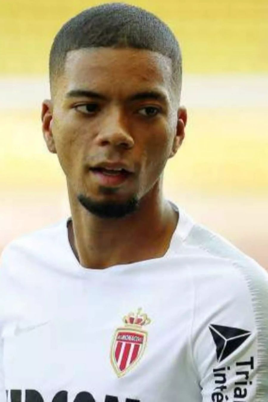 ...Benjamin Henrichs von Bayer Leverkusen.