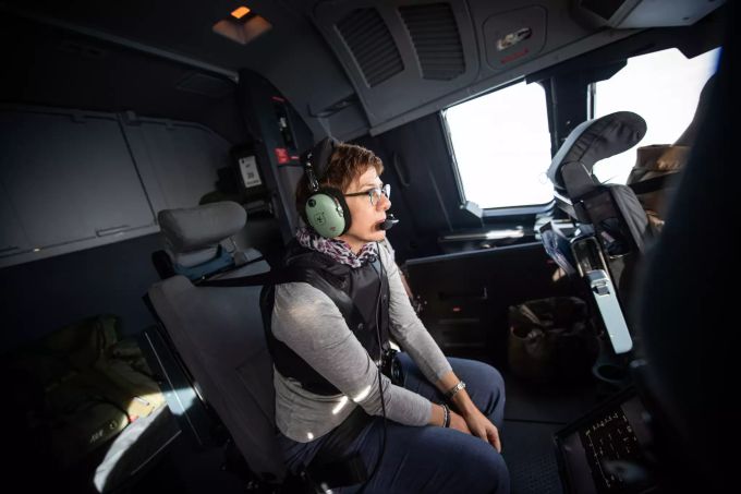 Annegret Kramp-Karrenbauer auf dem Flug von Bamako nach Gao zum besuch der Soldaten im Dienst der Vereinten Nationenim Cockpit des A400M. vereinte Nationen