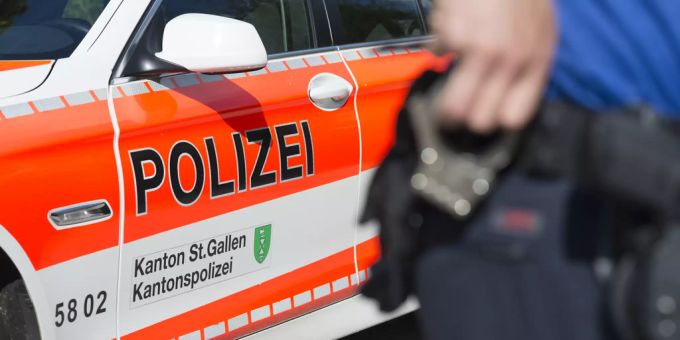 Ein Polizist und Fahrzeug der Kantonspolizei St. Gallen. Die Stadtpolizei St.Gallen konnte den Mann später anhalten.