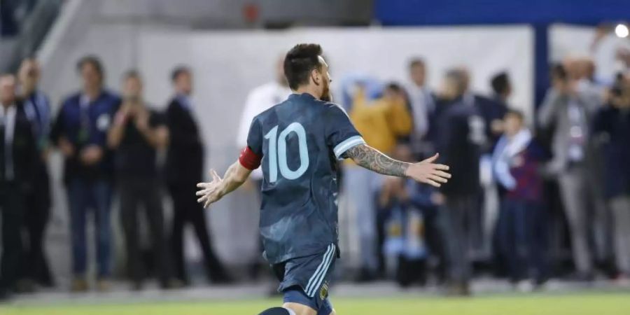 Argentiniens Superstar Lionel Messi traf per Elfmeter um 2:2 gegen Uruguay. Foto: Ariel Schalit/AP/dpa