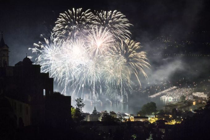 Feuerwerk und knallende Korken sind an Silvester Standard. Feuerwerk