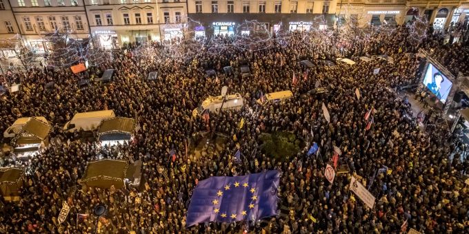 Menschen versammeln sich zum Protest gegen den tschechischen Premierminister Andrej Babis in Prag. (Archivbild) Tschechien Proteste Andrej Babis