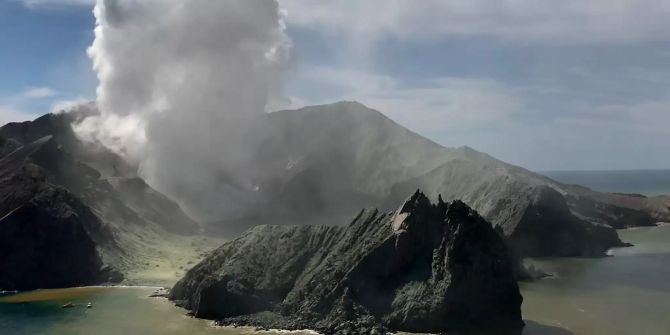 Vulkanausbruch auf neuseeländischer Insel